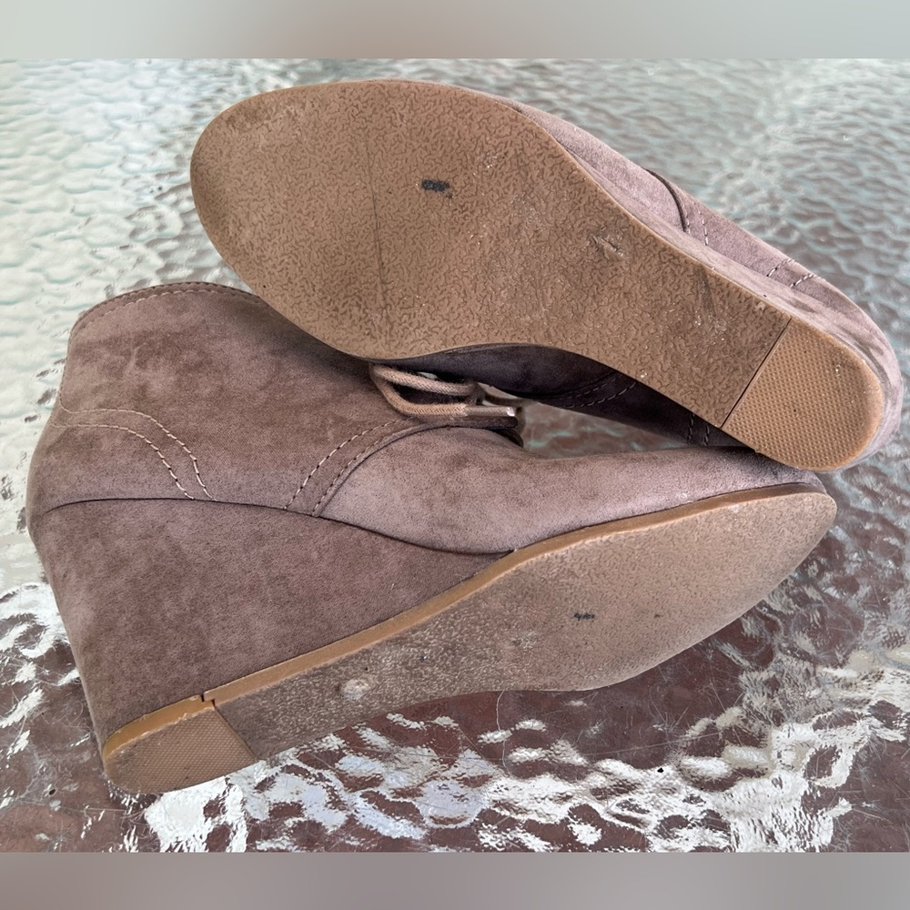 Arizona Wedge Heel Booties, Taupe, size 7M - Picture 10 of 16